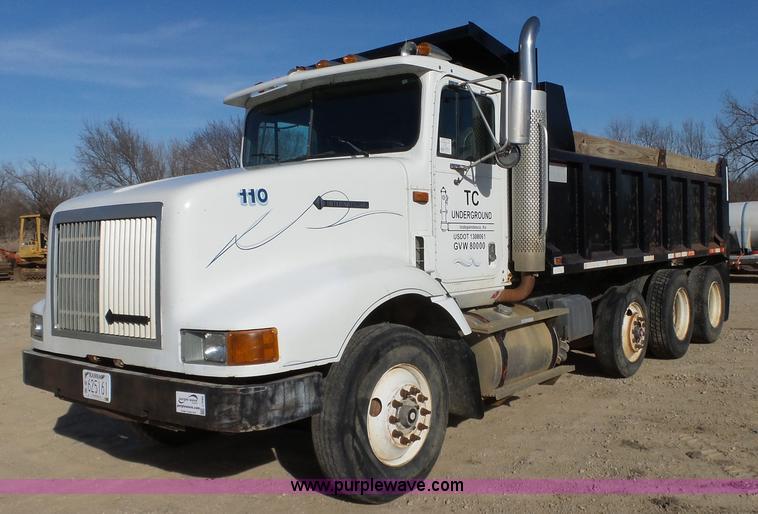 image for item J7684 1995 International 9200 dump truck