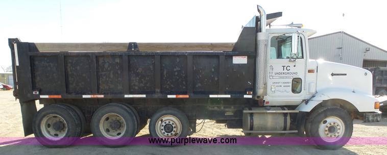 image for item J7684 1995 International 9200 dump truck