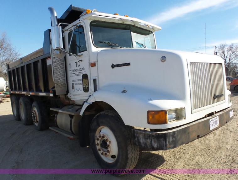 image for item J7684 1995 International 9200 dump truck