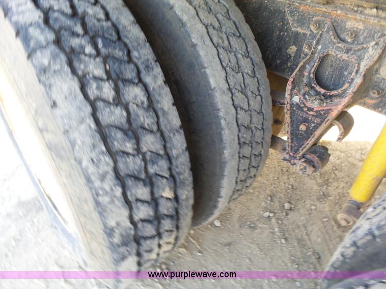 image for item J7684 1995 International 9200 dump truck