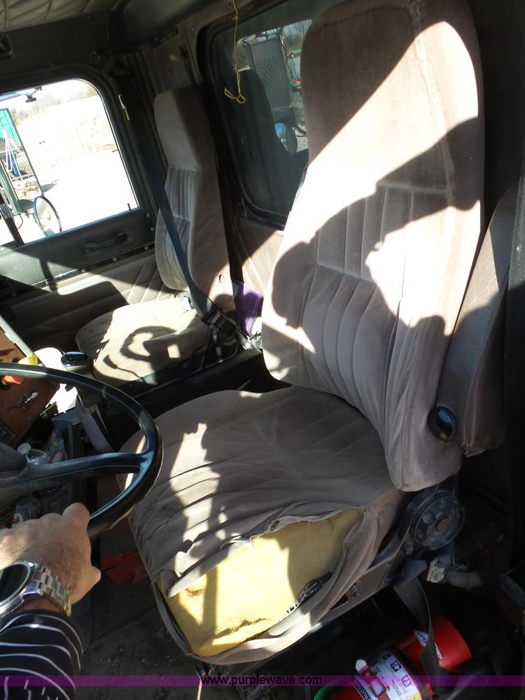 image for item J7684 1995 International 9200 dump truck