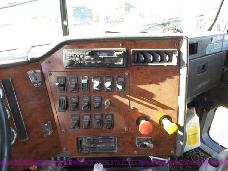 image for item J7684 1995 International 9200 dump truck