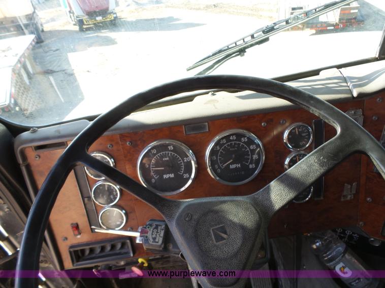 image for item J7684 1995 International 9200 dump truck