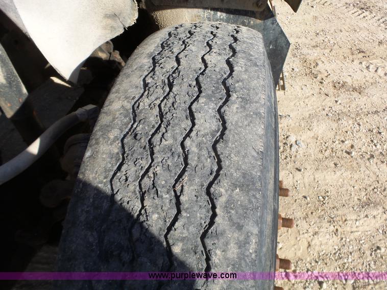 image for item J7684 1995 International 9200 dump truck