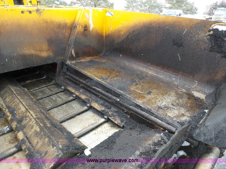 image for item J8823 2003 Blaw Knox PF-5510 asphalt paver