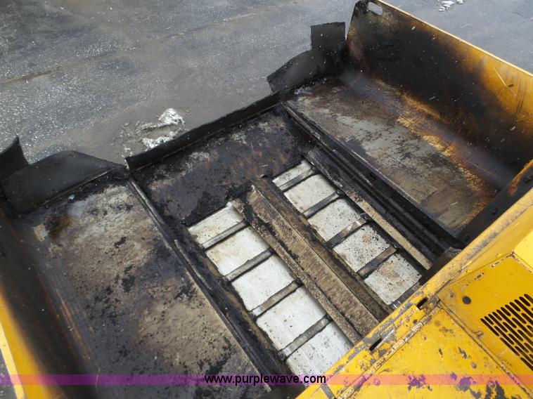 image for item J8823 2003 Blaw Knox PF-5510 asphalt paver