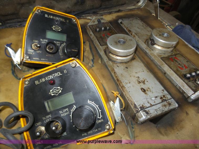 image for item J8823 2003 Blaw Knox PF-5510 asphalt paver