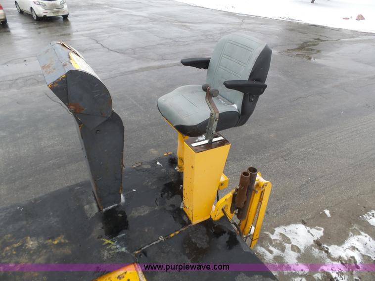 image for item J8824 2003 Blaw Knox PF-5510 asphalt paver