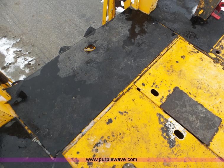 image for item J8824 2003 Blaw Knox PF-5510 asphalt paver