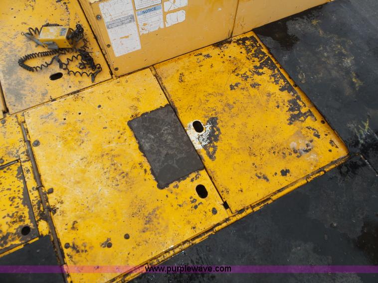 image for item J8824 2003 Blaw Knox PF-5510 asphalt paver