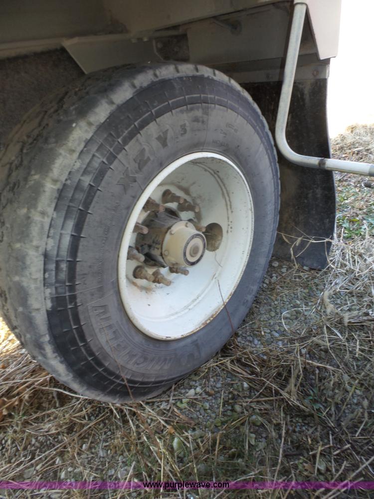 image for item J8874 2007 Cornhusker 800R-91206-714 end dump trailer