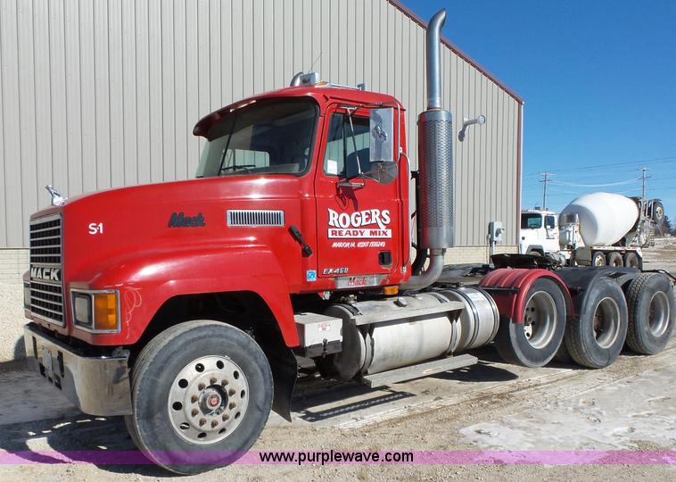 image for item L5555 2001 Mack CH613 semi truck