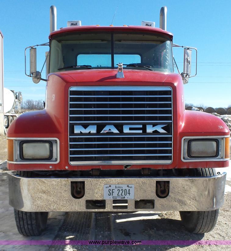 image for item L5555 2001 Mack CH613 semi truck
