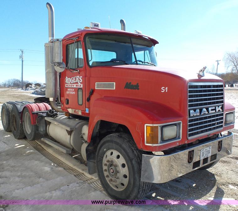 image for item L5555 2001 Mack CH613 semi truck