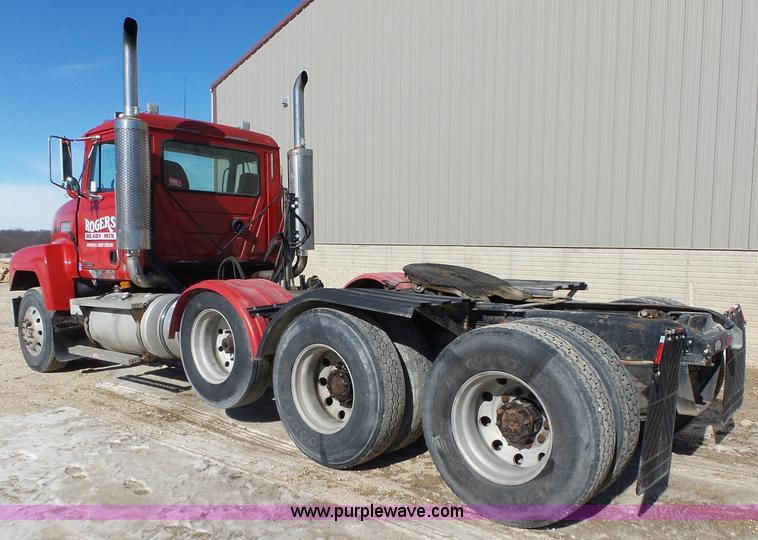 image for item L5555 2001 Mack CH613 semi truck