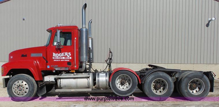 image for item L5555 2001 Mack CH613 semi truck