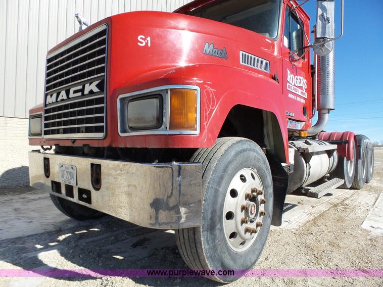 image for item L5555 2001 Mack CH613 semi truck