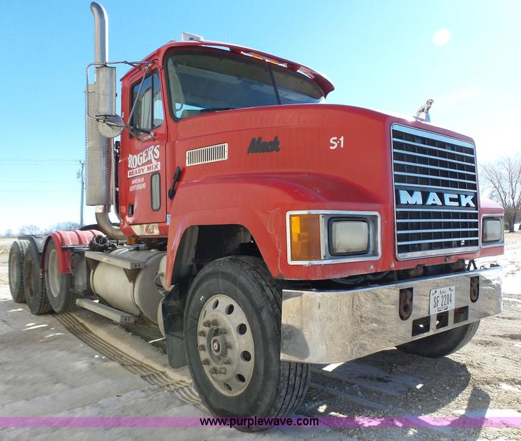image for item L5555 2001 Mack CH613 semi truck