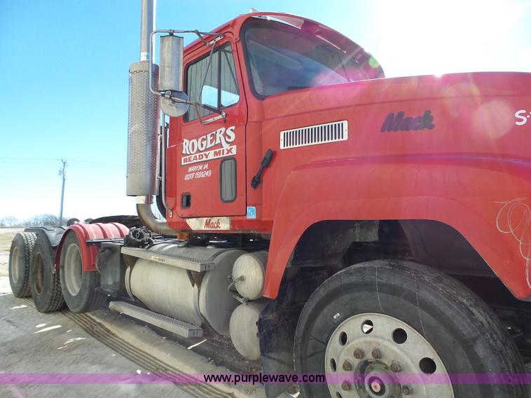 image for item L5555 2001 Mack CH613 semi truck