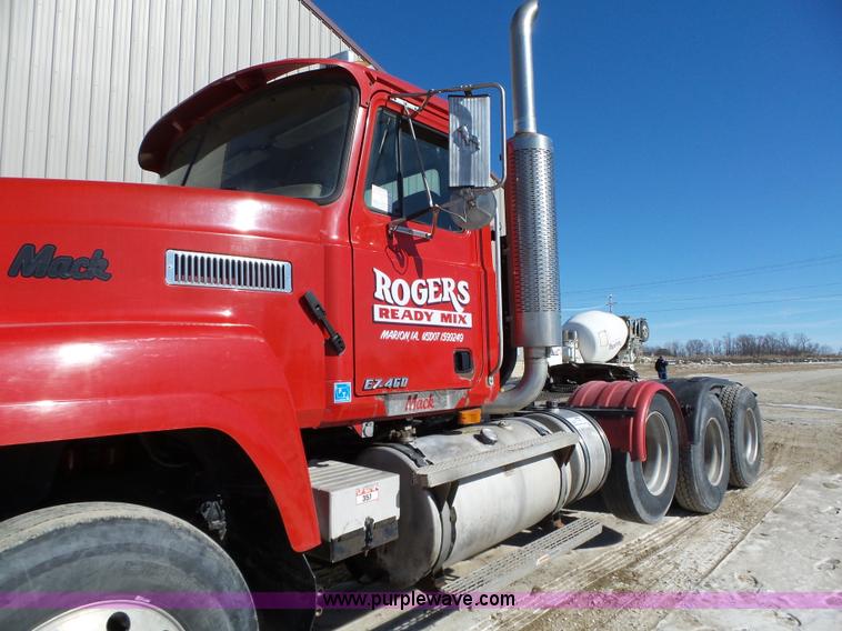 image for item L5555 2001 Mack CH613 semi truck