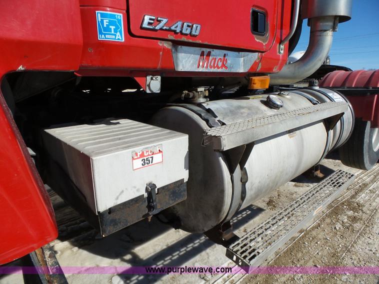 image for item L5555 2001 Mack CH613 semi truck