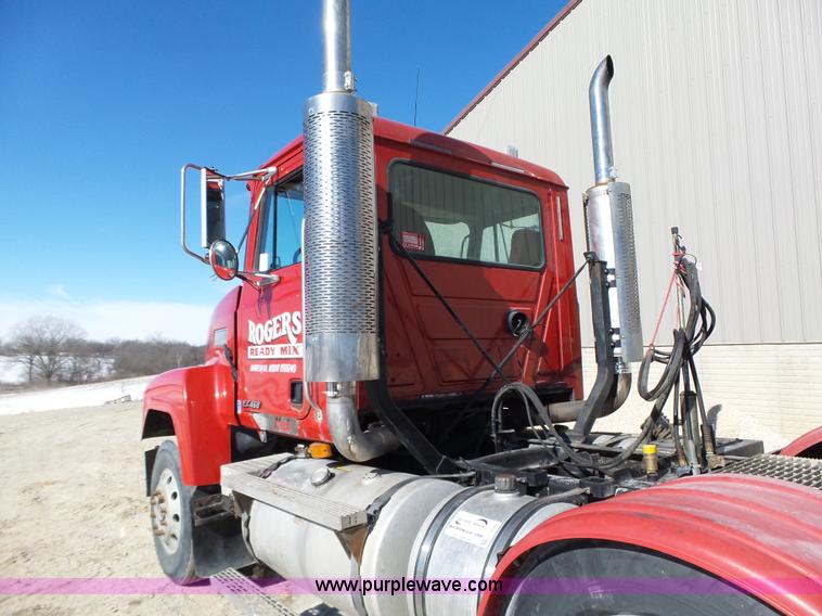 image for item L5555 2001 Mack CH613 semi truck