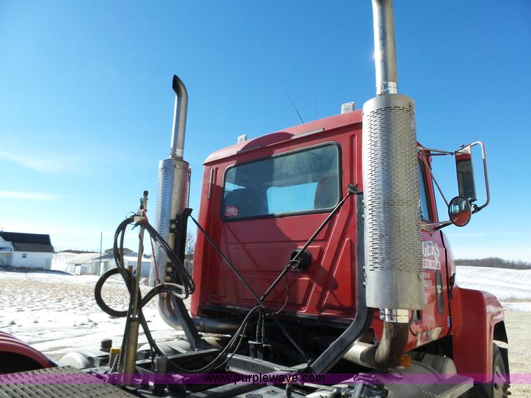 image for item L5555 2001 Mack CH613 semi truck