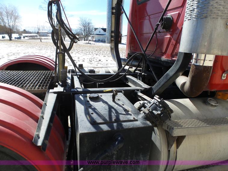 image for item L5555 2001 Mack CH613 semi truck