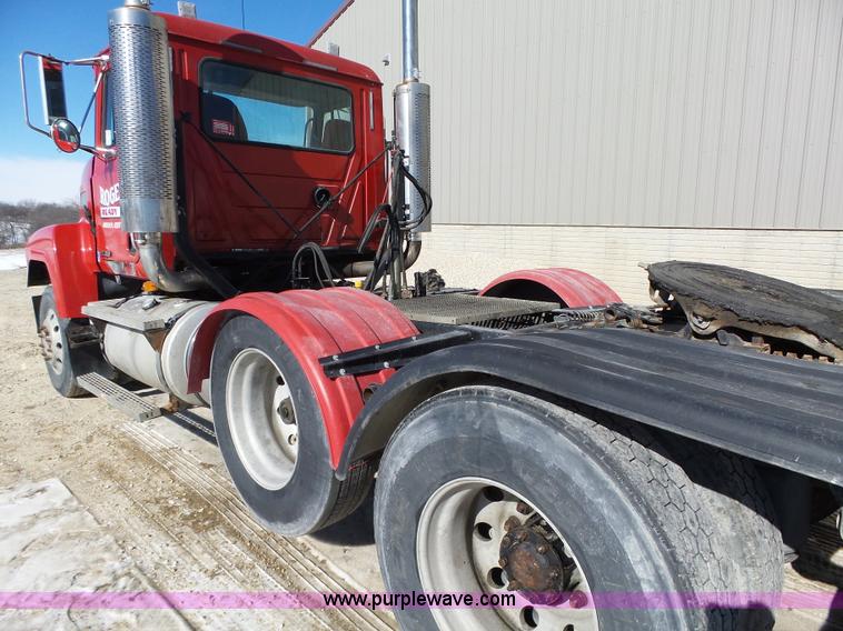 image for item L5555 2001 Mack CH613 semi truck