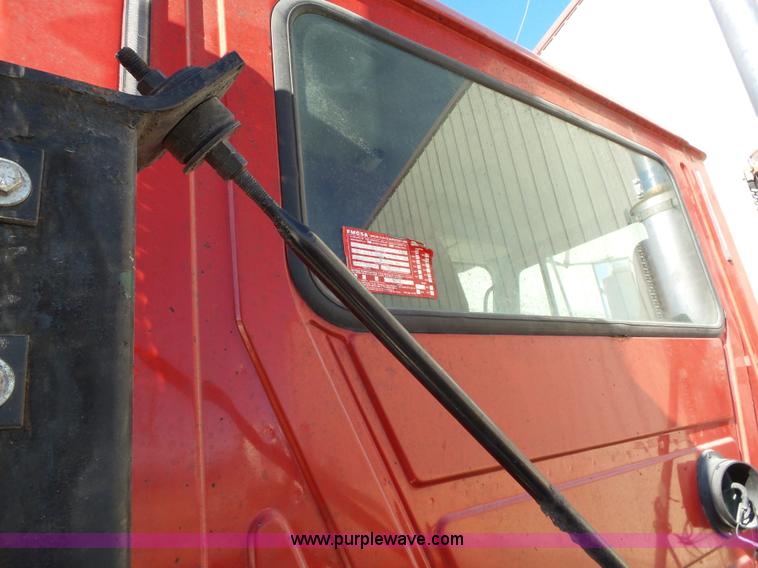 image for item L5555 2001 Mack CH613 semi truck