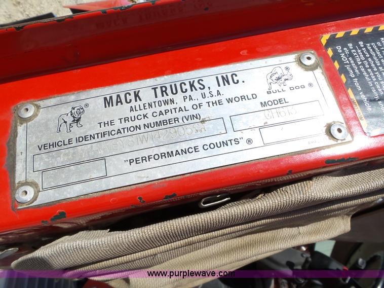 image for item L5555 2001 Mack CH613 semi truck