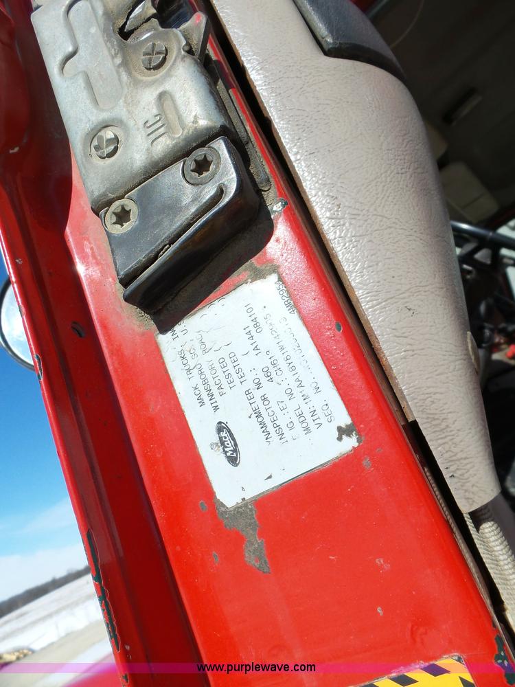 image for item L5555 2001 Mack CH613 semi truck