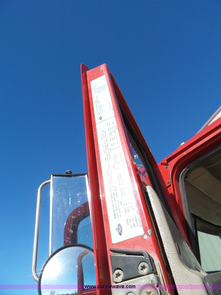 image for item L5555 2001 Mack CH613 semi truck