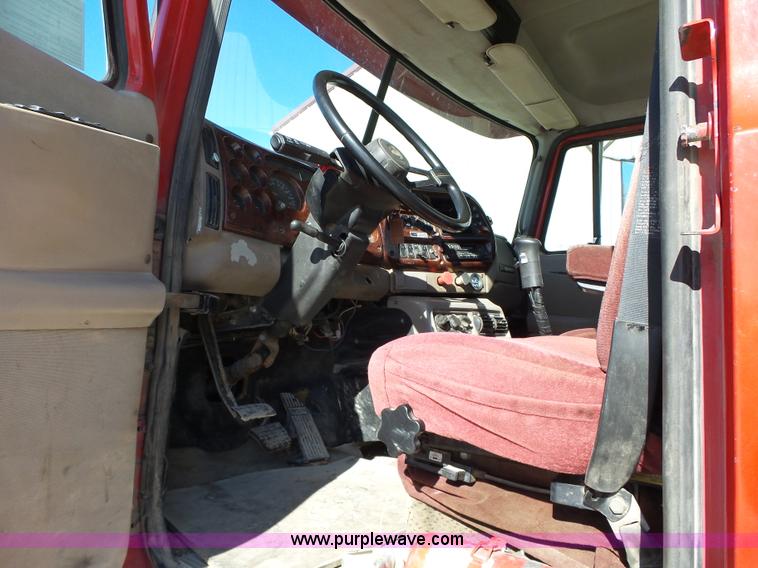 image for item L5555 2001 Mack CH613 semi truck