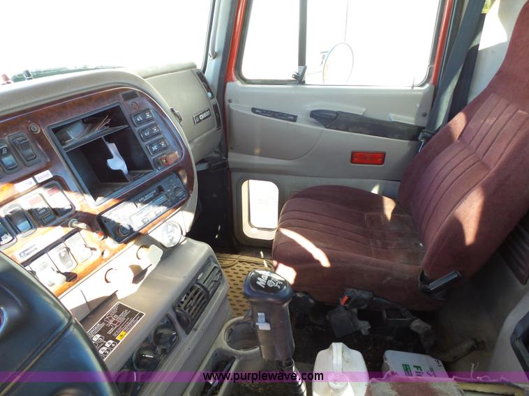 image for item L5555 2001 Mack CH613 semi truck