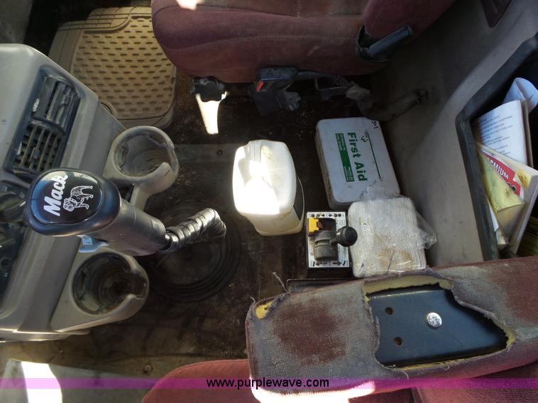 image for item L5555 2001 Mack CH613 semi truck