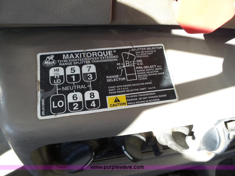 image for item L5555 2001 Mack CH613 semi truck