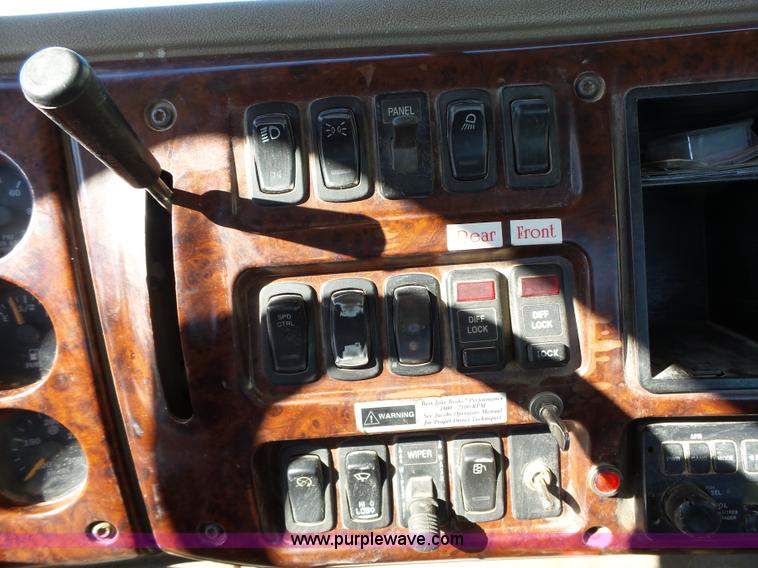 image for item L5555 2001 Mack CH613 semi truck