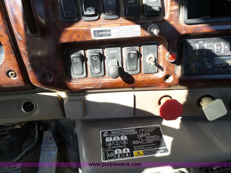 image for item L5555 2001 Mack CH613 semi truck