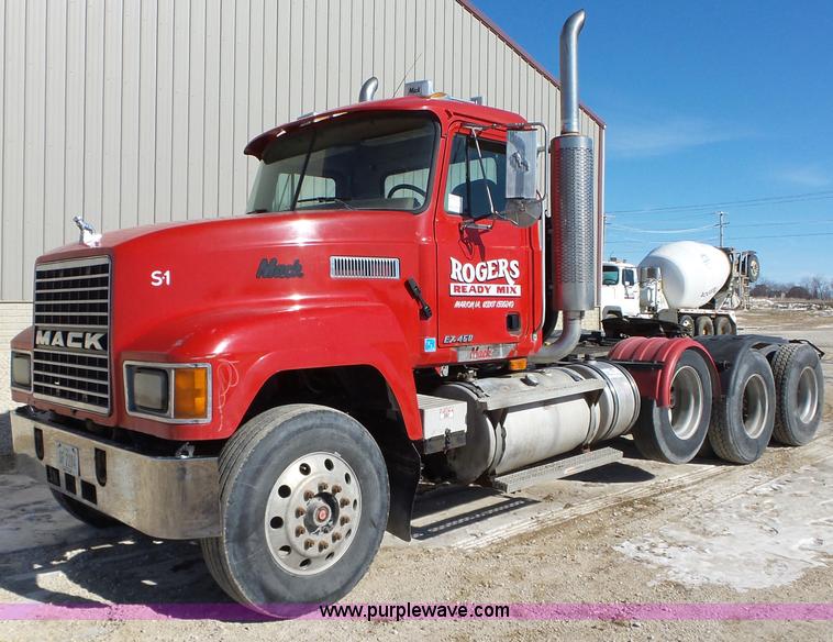 image for item L5555 2001 Mack CH613 semi truck