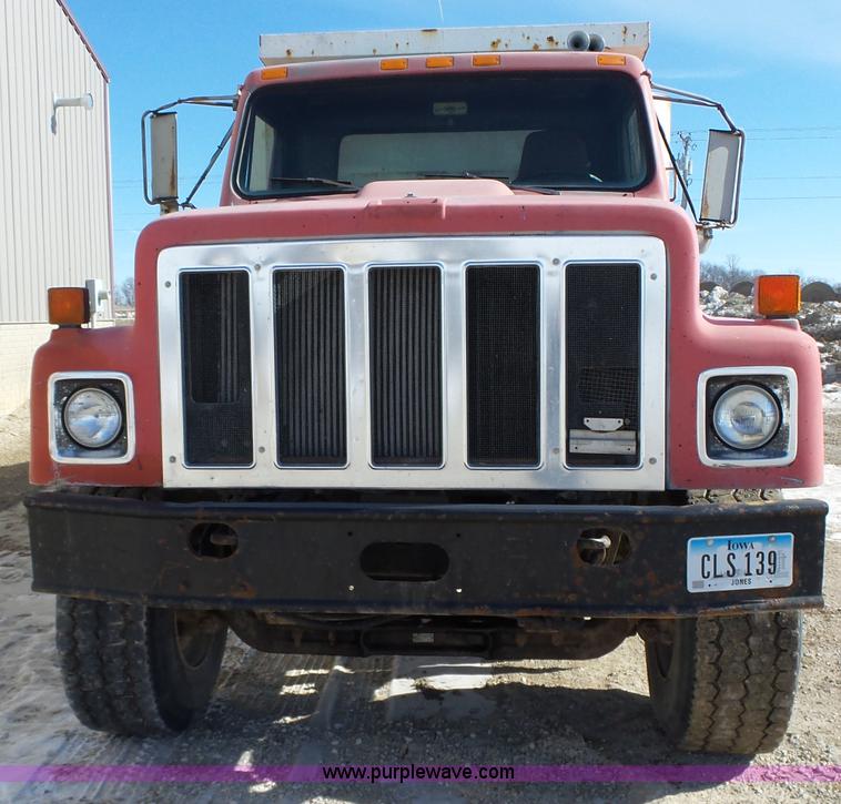 image for item L5556 1988 International F2554 dump truck