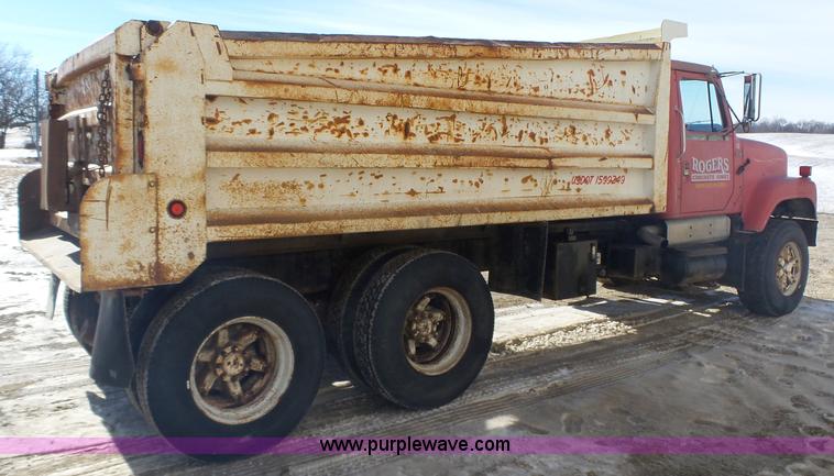 image for item L5556 1988 International F2554 dump truck