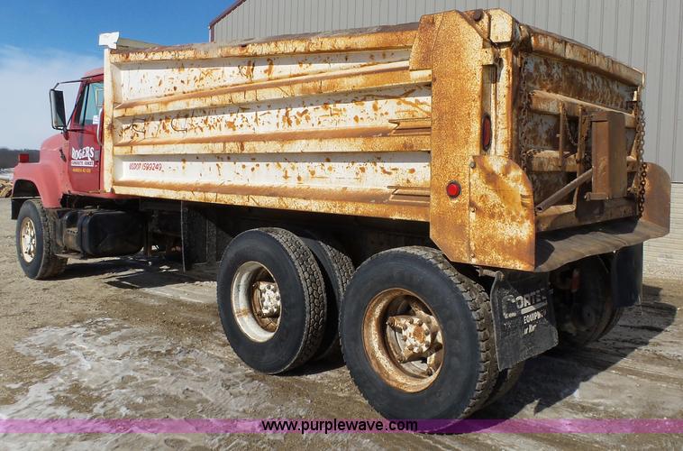 image for item L5556 1988 International F2554 dump truck
