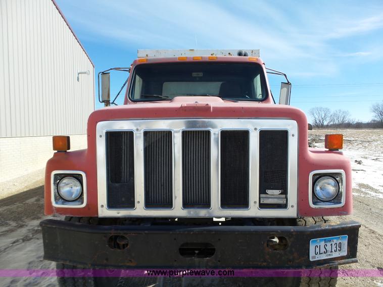 image for item L5556 1988 International F2554 dump truck
