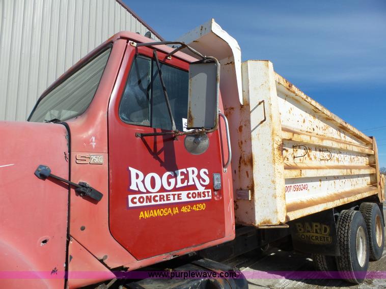 image for item L5556 1988 International F2554 dump truck