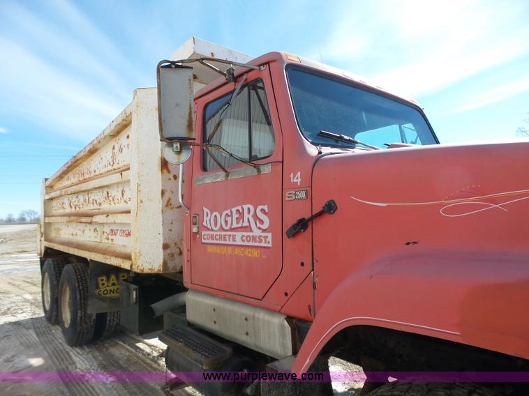 image for item L5556 1988 International F2554 dump truck
