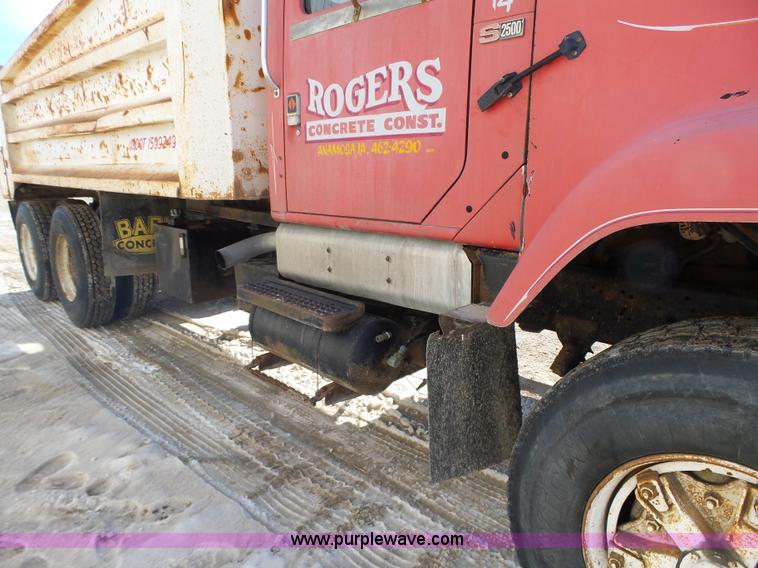 image for item L5556 1988 International F2554 dump truck