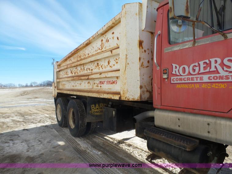 image for item L5556 1988 International F2554 dump truck