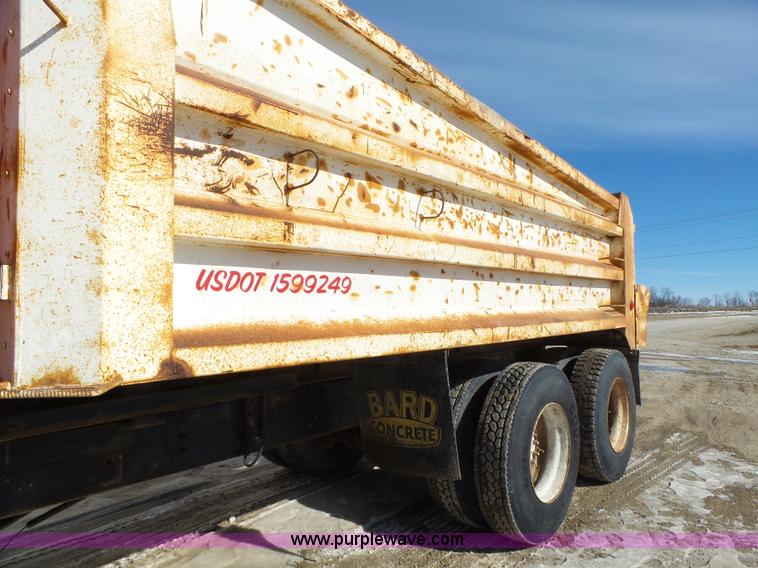 image for item L5556 1988 International F2554 dump truck