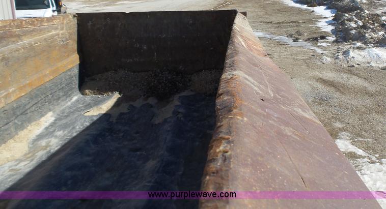 image for item L5556 1988 International F2554 dump truck